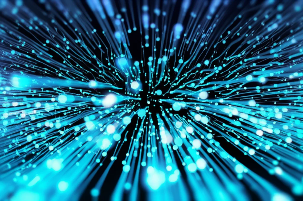 Visualizzazione astratta di flussi di dati digitali che si diffondono e si mescolano, rappresentando il concetto di diffusione in crittografia. Utilizzare una prime lens da 35mm, con un effetto duotone blu e ciano, e una leggera profondità di campo per mettere a fuoco alcuni flussi.