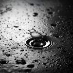 Fotografia macro di una goccia d'acqua che impatta su una superficie metallica con segni evidenti di corrosione per pitting, obiettivo 100mm macro, alta definizione dei dettagli della ruggine e dello splash della goccia, illuminazione controllata e drammatica per evidenziare la texture e il momento dell'impatto.