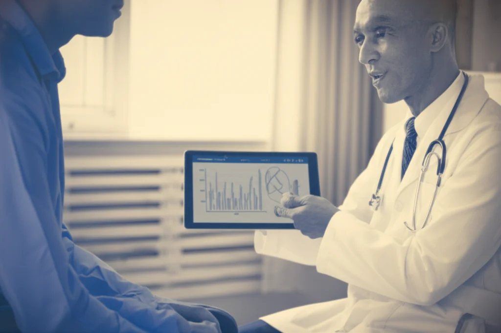 Medico che discute i risultati di un test con un paziente in uno studio medico, mostrando un tablet con grafici. Zoom lens, 50mm, atmosfera rassicurante, luce naturale dalla finestra, duotone seppia e blu per un tocco empatico.