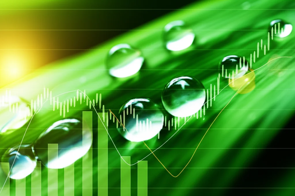 Fotografia macro ad alto dettaglio di gocce d'acqua cristallina su una foglia verde brillante, con grafici digitali astratti che fluttuano dolcemente sullo sfondo, simboleggiando l'analisi dei dati. Obiettivo macro 100mm, illuminazione controllata, focus preciso sulle gocce.