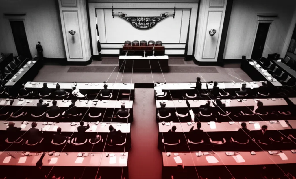 Un'aula parlamentare stilizzata, vista dall'alto, con figure ombra che manipolano fili invisibili che si collegano ai banchi dei politici. Atmosfera da film noir, bianco e nero con un accenno di rosso scuro, obiettivo 35mm, profondità di campo che sfoca lo sfondo.