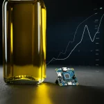 Fotografia still life di una bottiglia elegante di olio d'oliva extra vergine accanto a un piccolo sensore BME688 collegato a un microcontrollore. Sullo sfondo, un grafico digitale stilizzato mostra curve di dati ascendenti. Obiettivo macro 85mm, alta definizione, illuminazione da studio controllata che enfatizza la qualità dell'olio e la tecnologia del sensore.