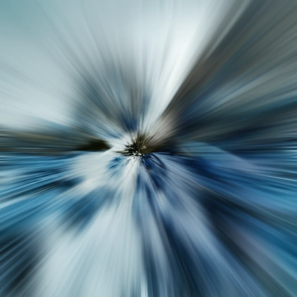 Visualizzazione astratta fotorealistica di un pattern caotico iniziale che si trasforma istantaneamente in una struttura liscia e ordinata nel tempo. Obiettivo grandangolare 15mm, lunga esposizione per creare transizioni fluide, focus nitido sull'evoluzione, colori duotone blu e grigio scuro.