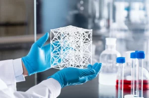 Fotografia realistica, obiettivo 35mm con profondità di campo, che mostra le mani guantate di uno scienziato mentre maneggiano con cura un piccolo scaffold 3D bianco e poroso seminato con cellule SVF, rappresentando la tecnologia della medicina rigenerativa, sfondo sfocato di laboratorio.