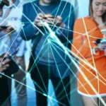 Rappresentazione fotorealistica di una complessa rete luminosa che simboleggia le opinioni sociali, sovrapposta a un gruppo diversificato di persone che guardano i loro smartphone. Obiettivo prime 24mm, profondità di campo, tonalità duotone blu e arancione, a simboleggiare la fusione tra tecnologia e interazione umana.