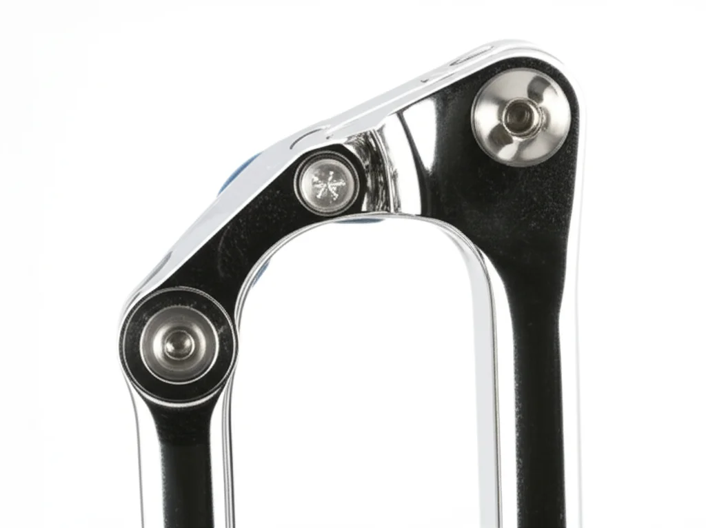 Immagine macro di una protesi articolare di gomito, messa a fuoco precisa sui componenti metallici e plastici, illuminazione controllata da studio, obiettivo macro 100mm, alta definizione.