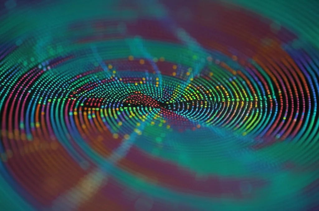 Illustrazione di un toro multidimensionale (T^r) con punti colorati che si muovono sulla sua superficie secondo trasformazioni affini. Alcune traiettorie dovrebbero mostrare il fenomeno della ricorrenza, tornando vicino al punto di partenza. Macro lens, 90mm, high detail, precise focusing, controlled lighting.