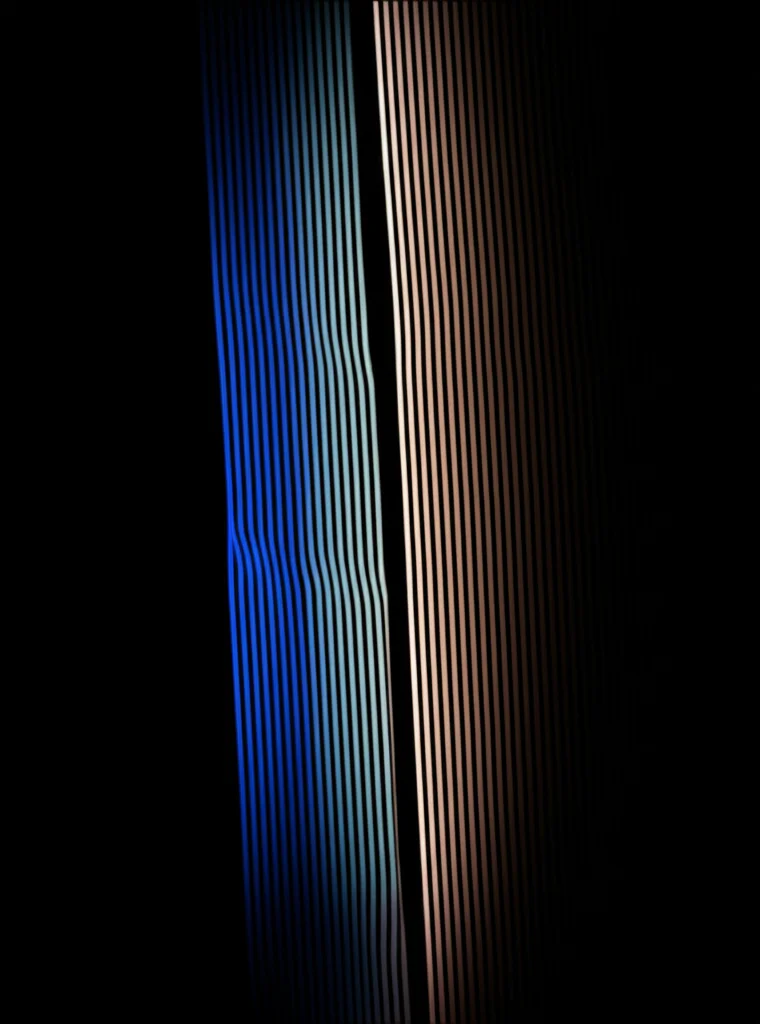 Fotografia still life, due grafici a barre semi-trasparenti su uno schermo digitale scuro si sovrappongono perfettamente in una sezione centrale, creando una nuova area comune più luminosa e definita, obiettivo macro 70mm, alta definizione dei pixel, illuminazione da studio morbida e focalizzata sull'intersezione.