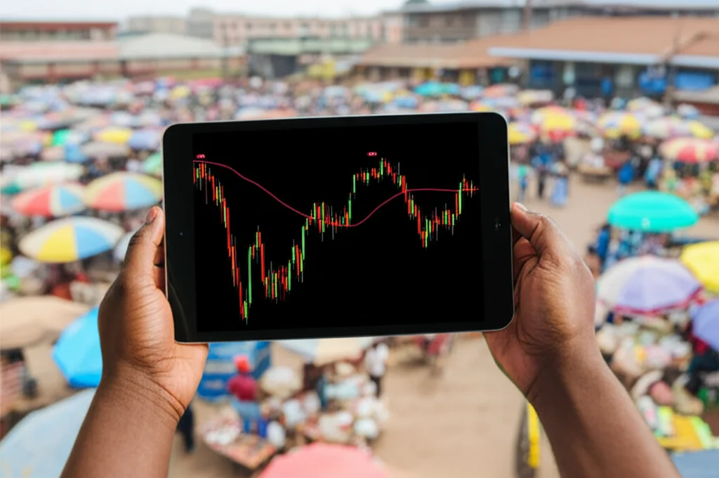 Grafico finanziario astratto e complesso mostrato su un tablet tenuto da mani curate, con linee rosse discendenti in primo piano. Sullo sfondo sfocato, un mercato affollato in una città africana. Fotografia concettuale, obiettivo 50mm, alta definizione, illuminazione d'ufficio controllata.