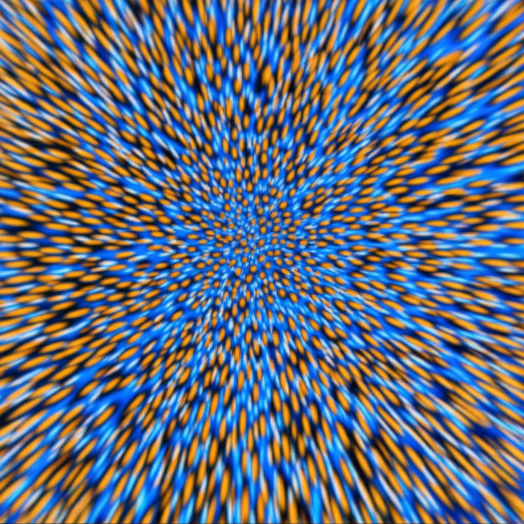 Visualizzazione scientifica astratta dei portatori di carica (elettroni e buche) che si muovono attraverso la struttura nanocomposita di CdMnZnO2 sotto l'influenza di un campo elettrico. Evidenziare grani e confini di grano. Effetto duotone blu e arancione, profondità di campo.