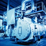 Immagine concettuale di una caldaia industriale stilizzata con sovrapposizione di grafici di dati time-series che mostrano chiaramente una distribuzione a coda lunga (pochi picchi anomali), stile fotorealistico con elementi grafici digitali, illuminazione drammatica che evidenzia sia la macchina che i dati, obiettivo 35mm, profondità di campo selettiva.